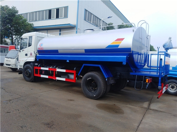 灑水車的廠家_濟寧公路工程灑水車