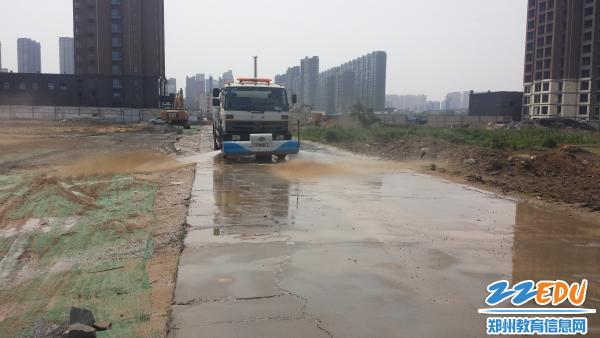 多措并舉，防塵降霾——鄭州18中新校區引入消防車助力揚塵治理